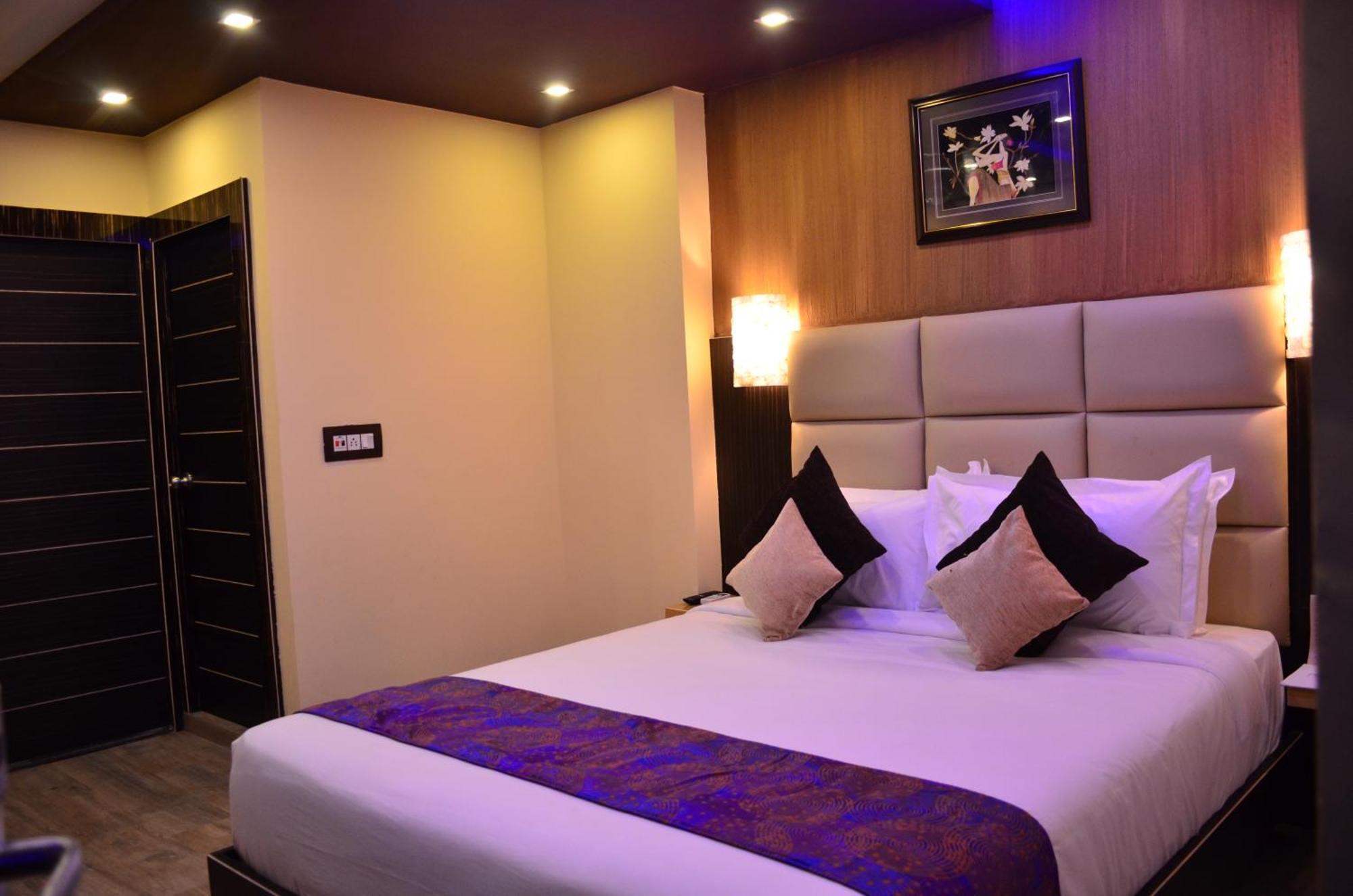 Dolphin Chocolate Inn Chandannagar Exteriér fotografie