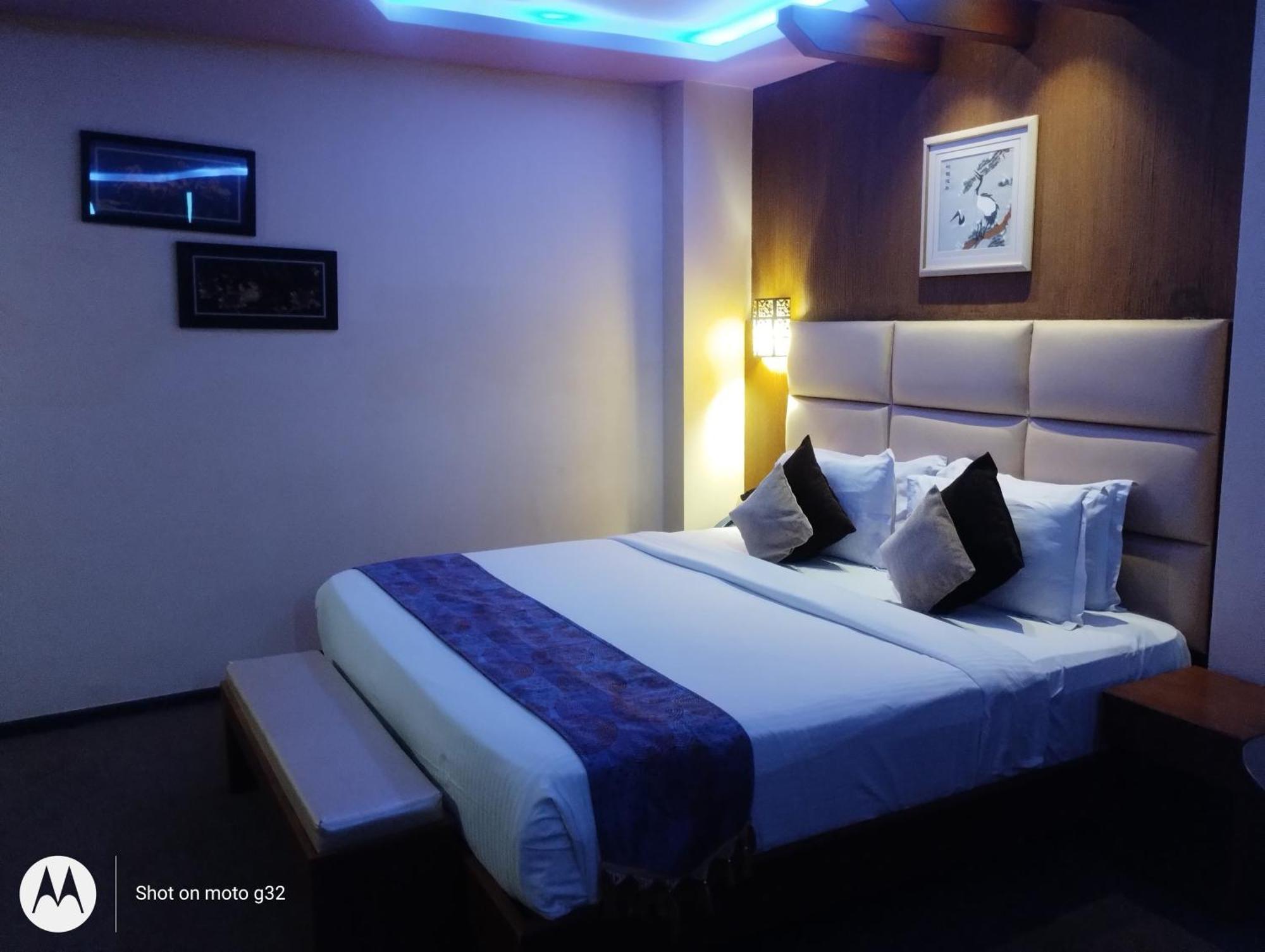 Dolphin Chocolate Inn Chandannagar Exteriér fotografie